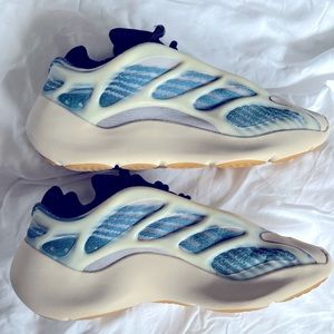 YEEZY 700 Kyanite Sz7 GUC with box